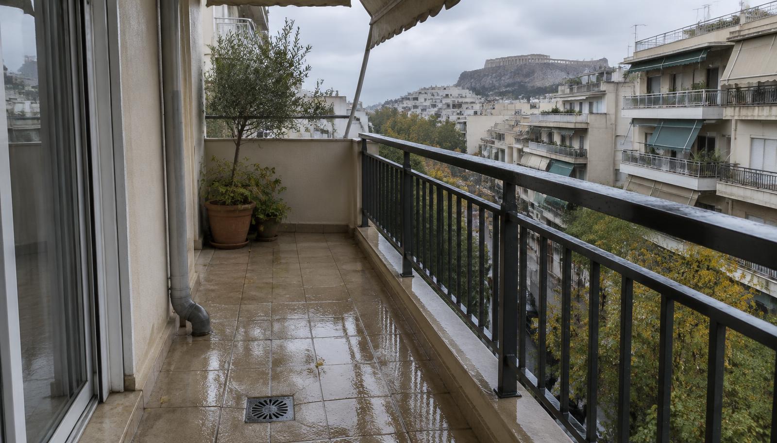 Πρώτες βροχές Αθήνα υδραυλικά - υδρορροή και μπαλκόνι σε πολυκατοικία